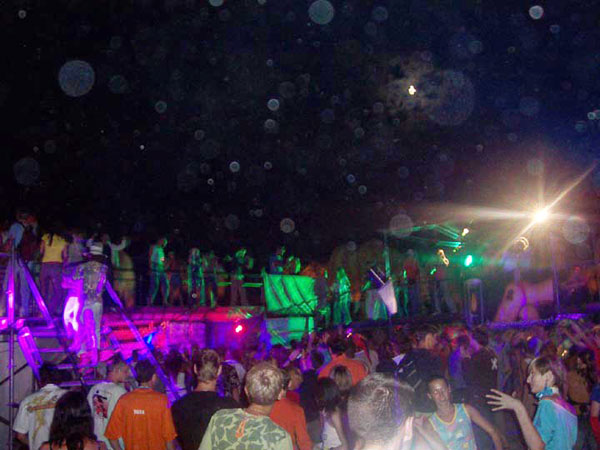 People dancing at an open air rave party in Kazantip 2004. Люди танцуют под открытым небом на рейв тусовке в Казантипе в 2004. Фото Алексея Костина.